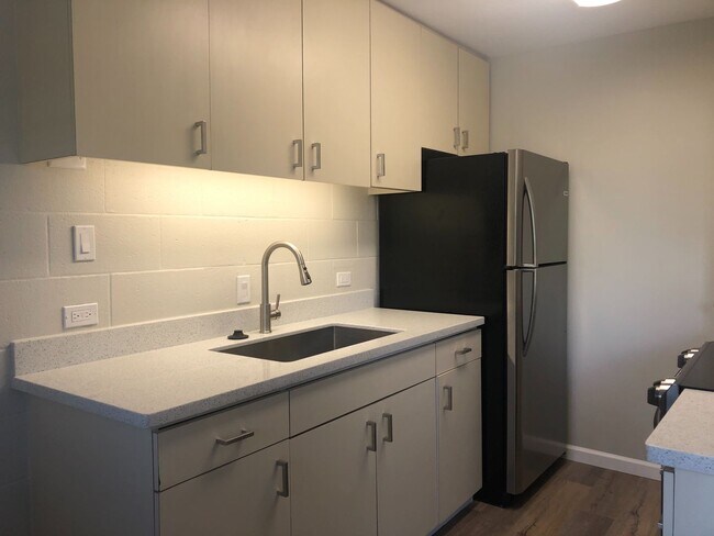 Building Photo - FULLY RENOVATED TOP OF THE HILL