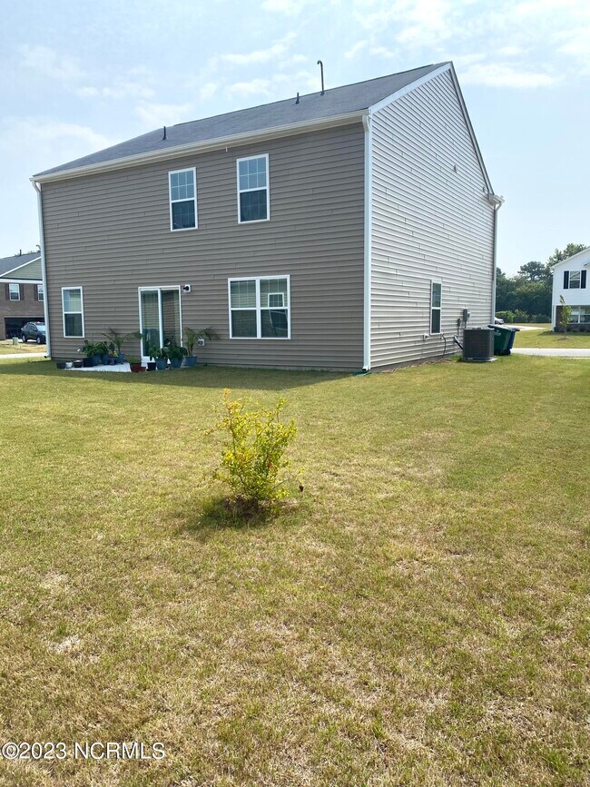 Building Photo - 900 Riverstone Dr