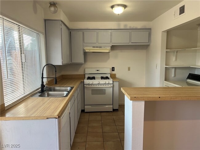 Foto del edificio - 6168 Meadow View Ln
