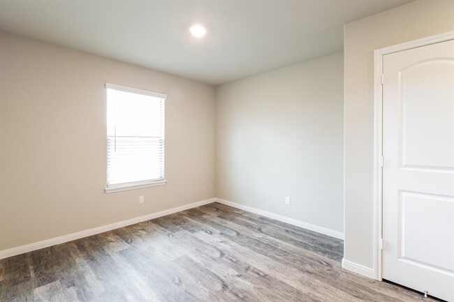 Building Photo - 505 St James Pl