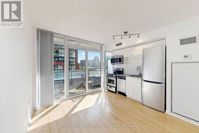 Building Photo - 36 Lisgar St