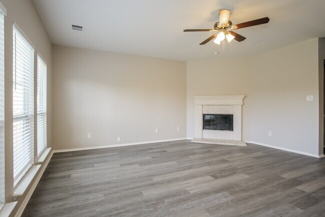 Building Photo - 121 Castle Dr