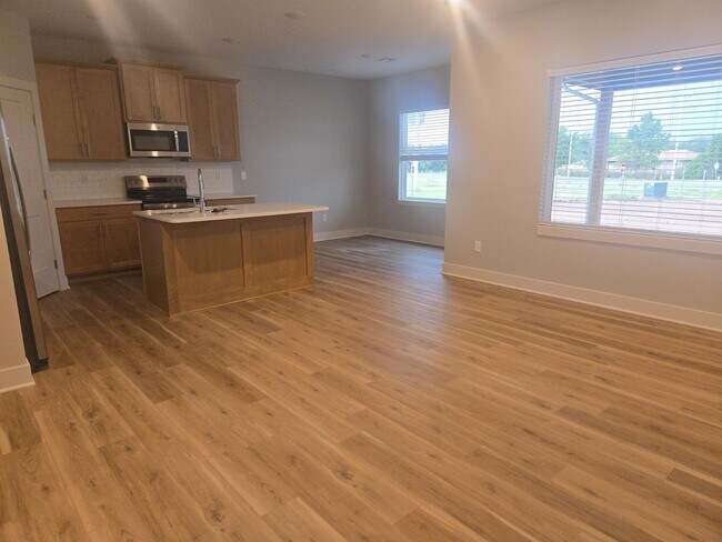 Foto del edificio - Modern 3-Bedroom Single-Family Home for Re...