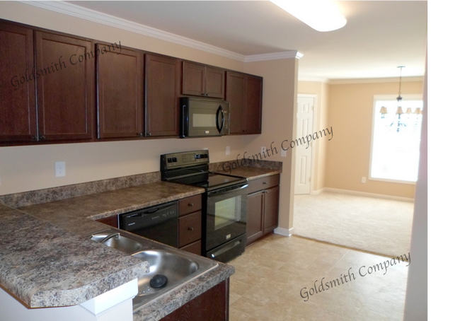 Foto del edificio - "Spacious 3-Bedroom Townhouse with 2.5 Bat...