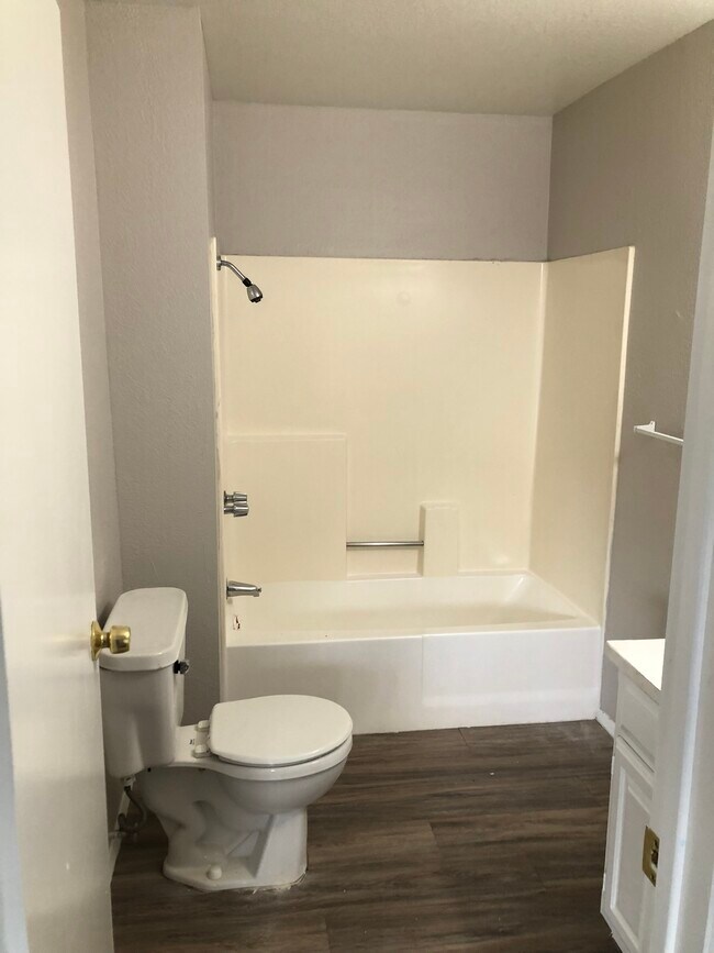 freshly done bathrooms - 10867 Poplar St