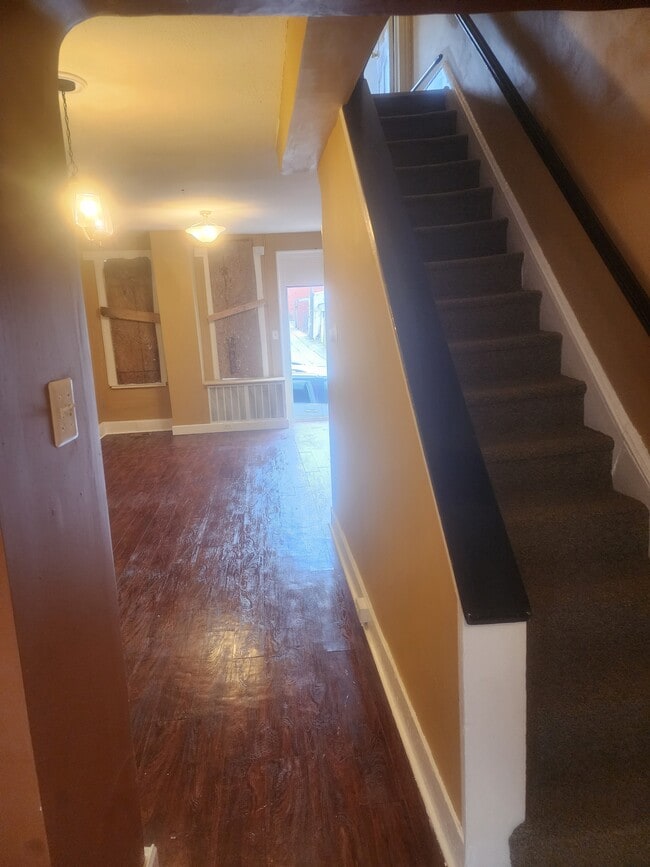 Building Photo - 40 Maple St