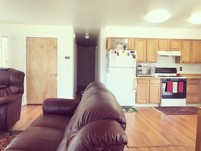 Foto del edificio - Centrally located 3 bed/2 bath Ranch style home with large oversized heated garage.
