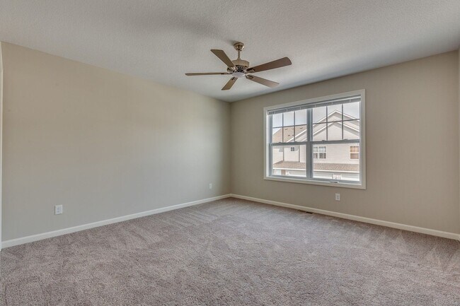 Foto del edificio - End Unit Town Home avail April 2026 : 3bd2ba2car garage Zimmerman