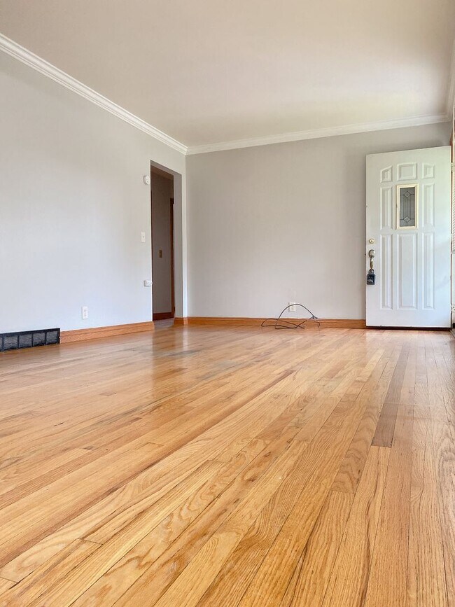 Building Photo - Beautiful 3 bed 1 bath house, over sized driveway, garage and fenced in back yard $1795