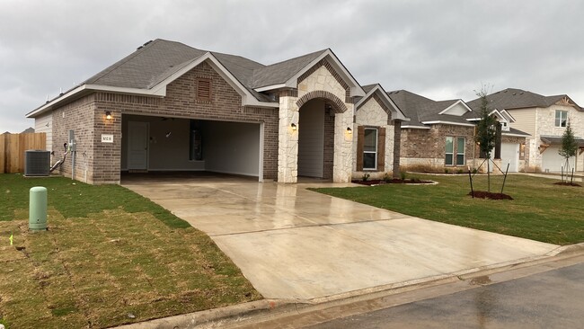 Big Garage with Long Driveway. - 10231 Six Shooter Ln