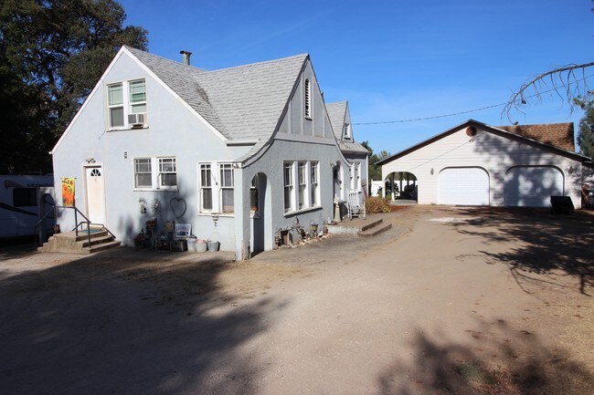 Foto del edificio - 5860-5880 Live Oak Dr