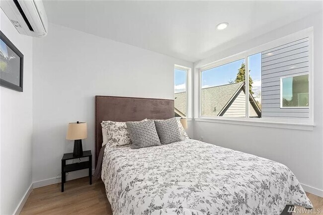 Foto del edificio - 5712 Roosevelt Way NE