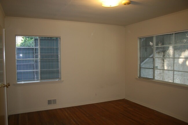 Building Photo - 552 Kelton Ave