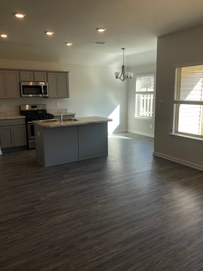 Building Photo - 28464 Longfellow Ln