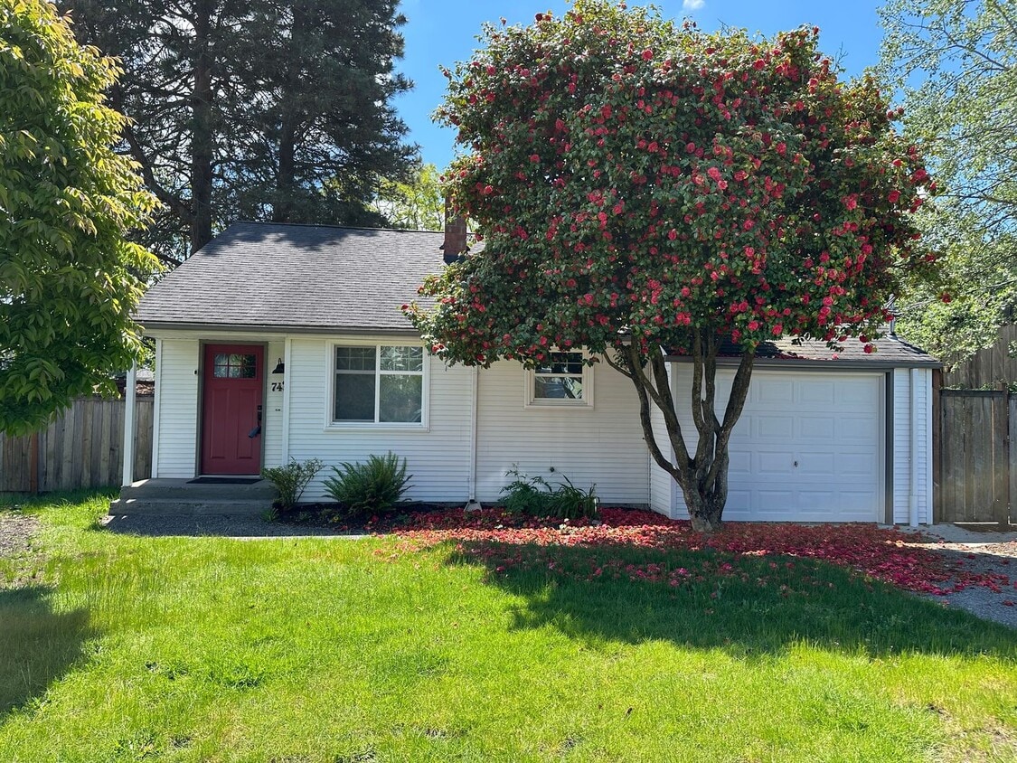 Vintage Updated Greenwood Gem! 3 bed/1 bat... - Vintage Updated Greenwood Gem! 3 bed/1 bat...