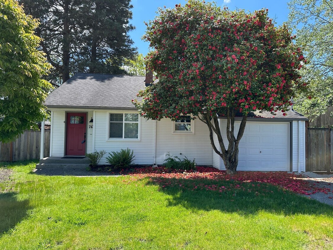 Foto principal - Vintage Updated Greenwood Gem! 3 bed/1 bat...