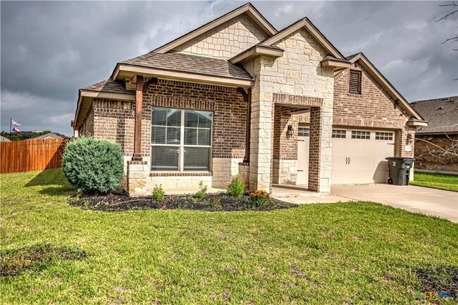 Building Photo - 5101 Primavera Ln