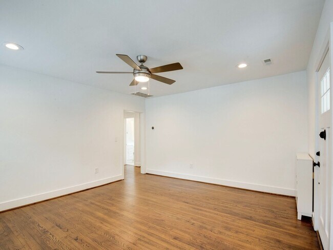 Building Photo - Renovated Midwood Bungalow
