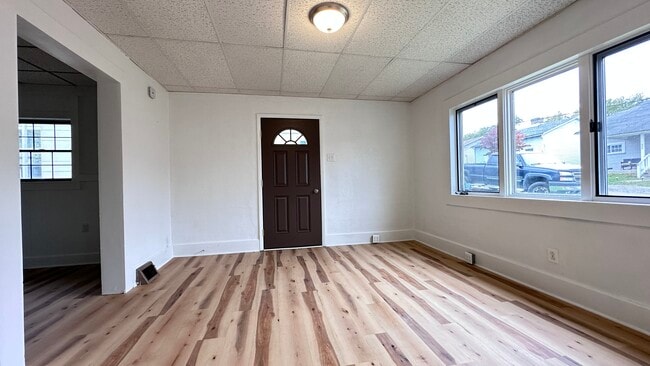 Building Photo - 205 University St