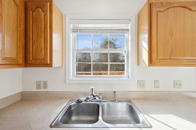 Building Photo - 204 Amanda Ln