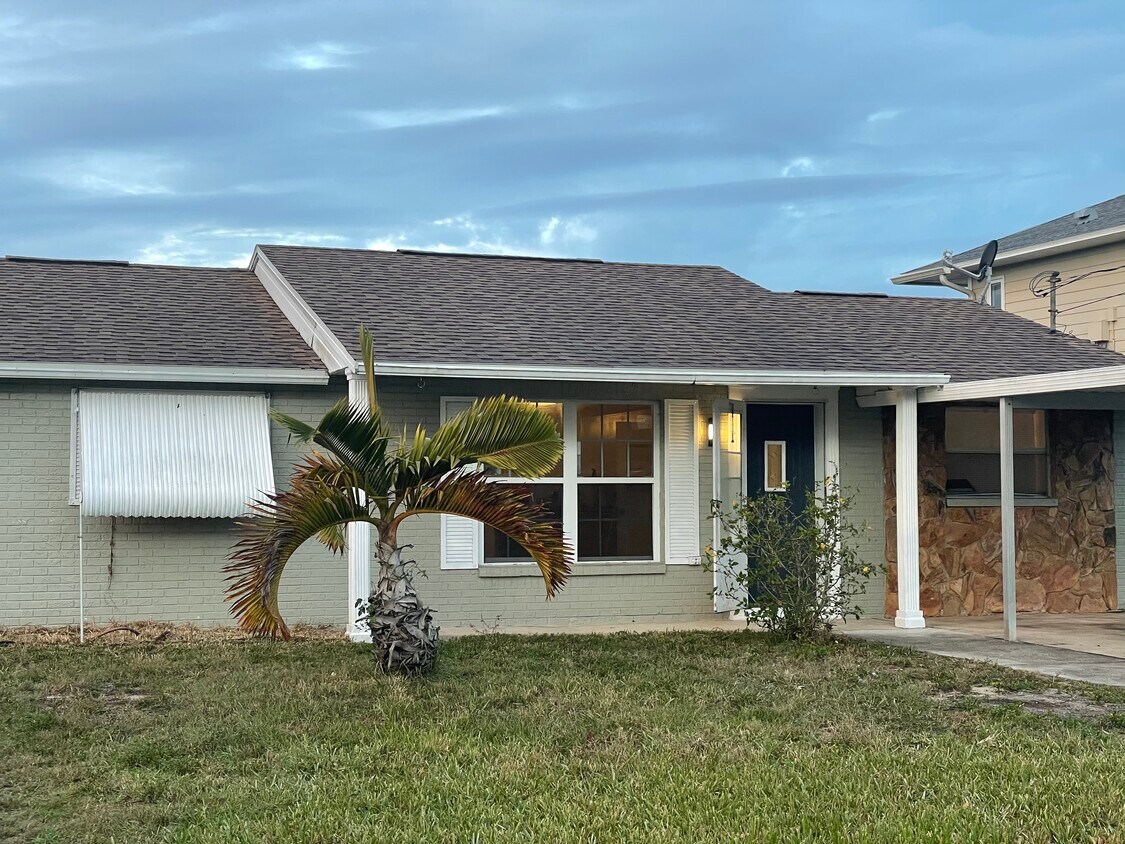 Wonderful neighborhood and a deep canal - 13237 Sunfish Dr