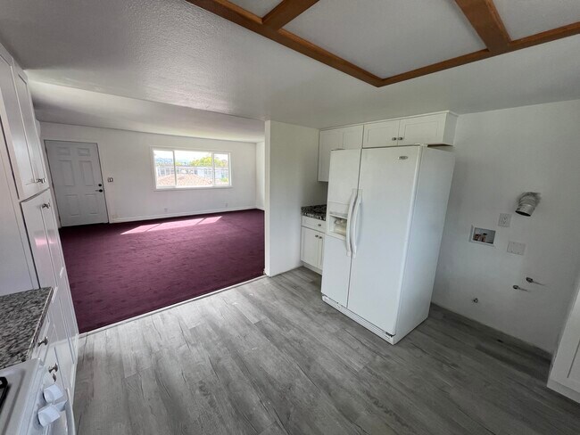 cocina con refrigerador - 1210 Ballista Ave