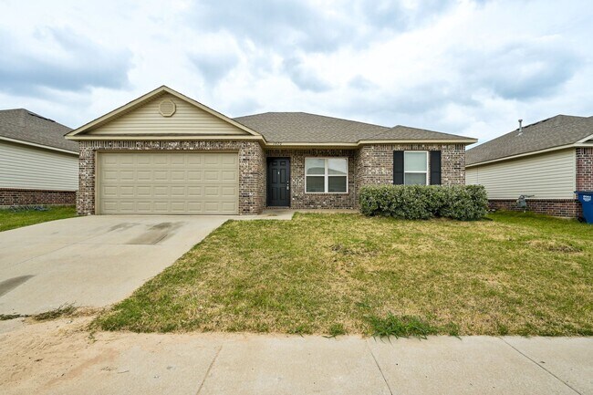Building Photo - Conveniently located near HWY, shopping, d...