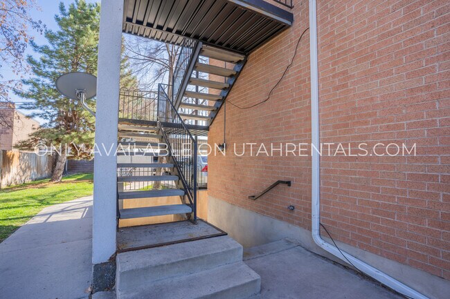 Building Photo - 166 N 400 W St