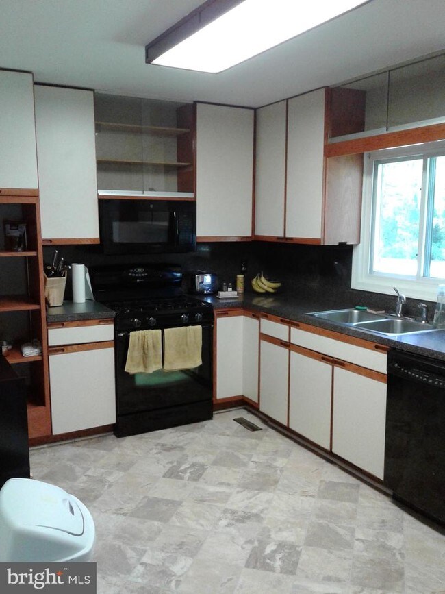 Foto del edificio - 2919 Pine Spring Rd