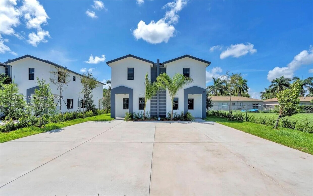 Primary Photo - 1233 NW 9th Ave