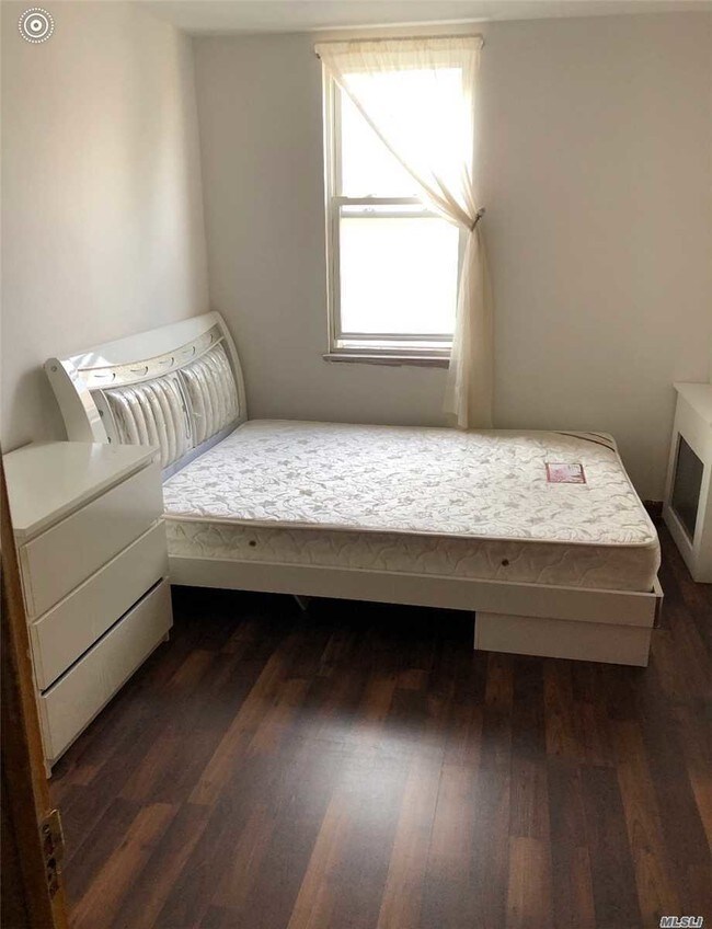 Foto del edificio - 9-17-17 College Point Blvd