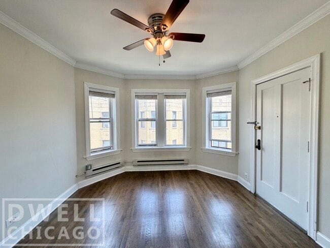 Building Photo - 3825 N Greenview Ave