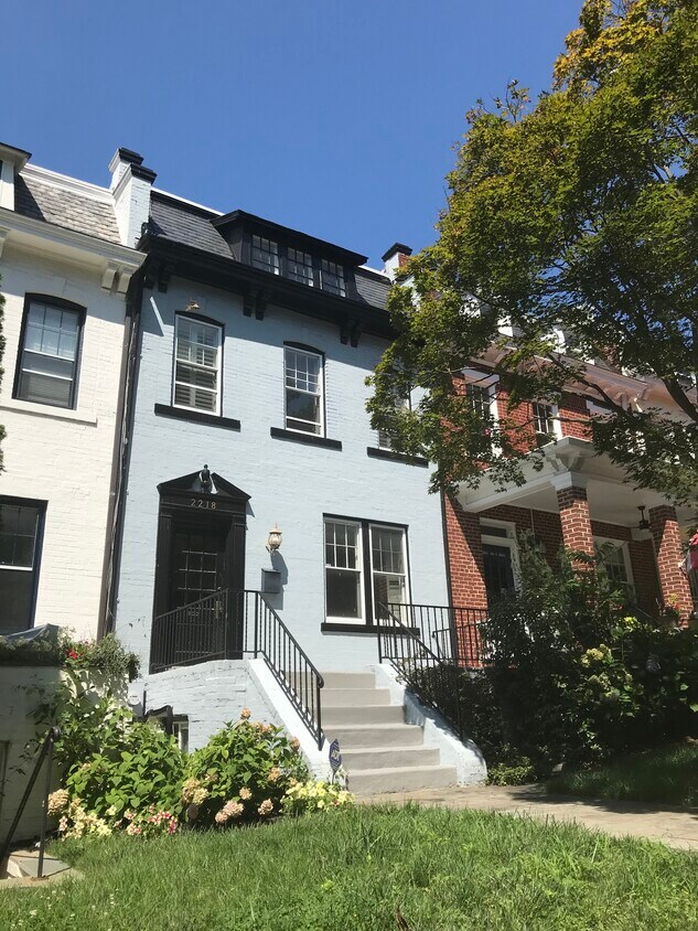 Foto principal - 2218 Cathedral Ave NW