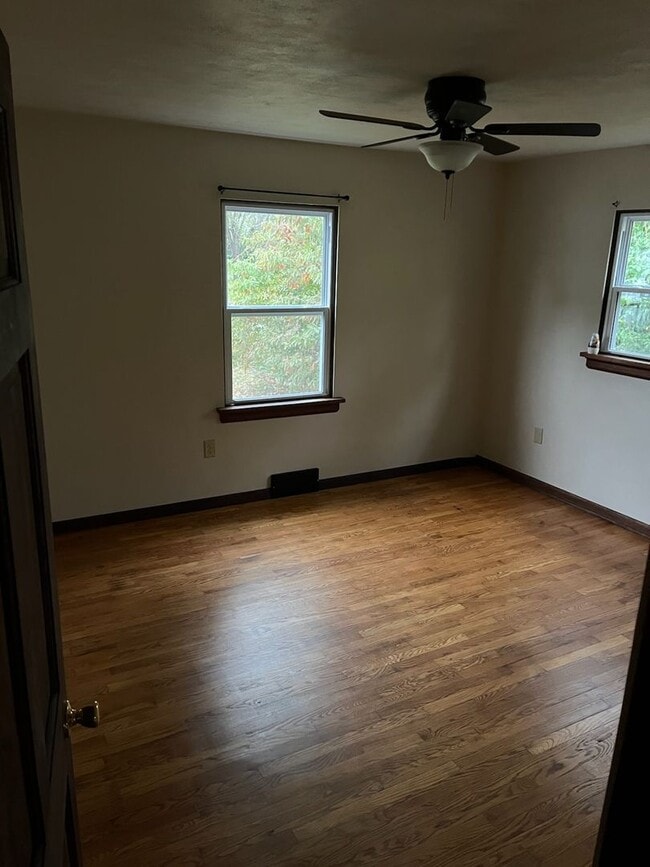 Building Photo - Beautiful Move in ready House!