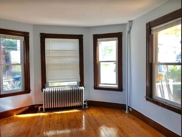 Foto del edificio - 12 Raymond Ave