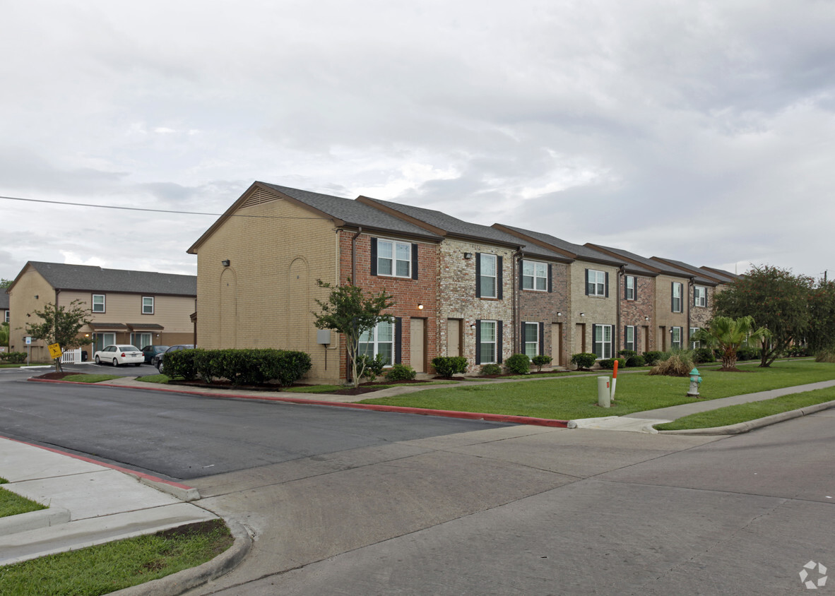 Primary Photo - Lexington Square Apartments