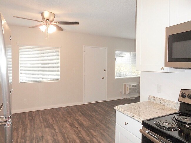 Foto del edificio - Large Remodeled Upstairs One bedroom