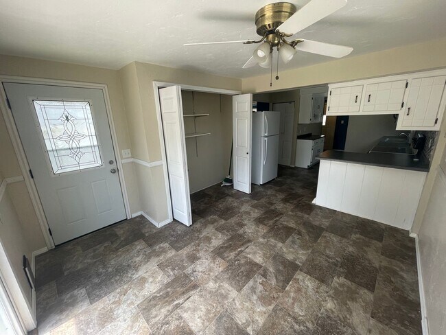 Building Photo - 2 Bed 1 Bath Single Family Home