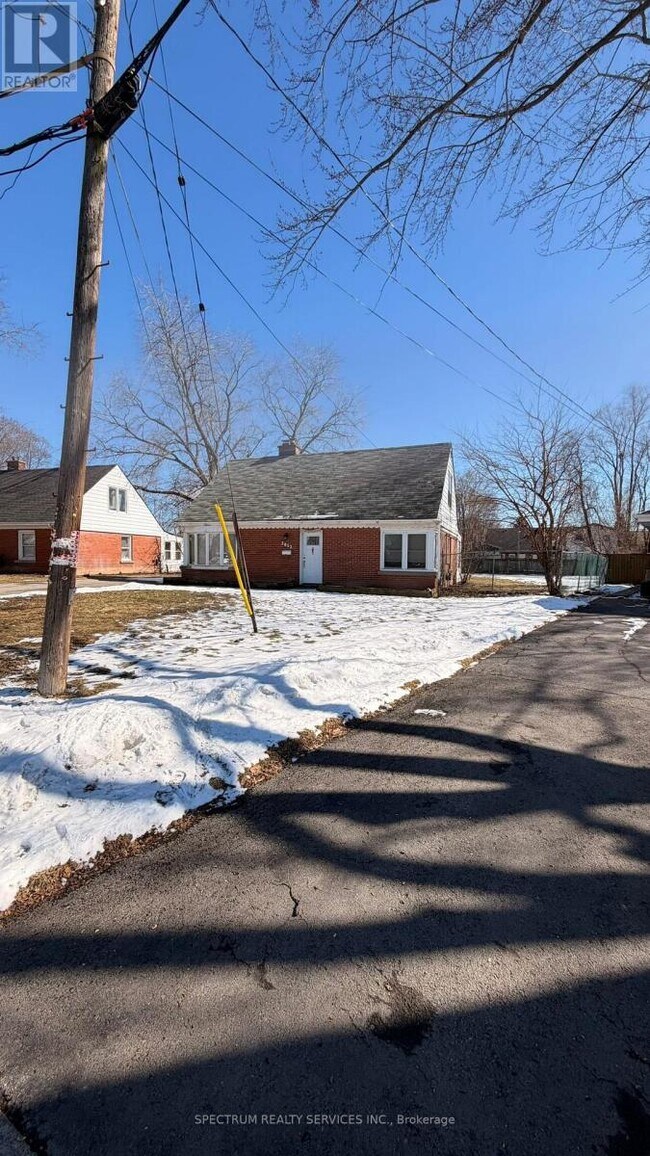 Photo du bâtiment - 2052 Churchill Ave