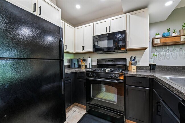 Foto del edificio - Modern One-Bedroom Move-In Ready Waterfront Living in SW DC with Private Balcony