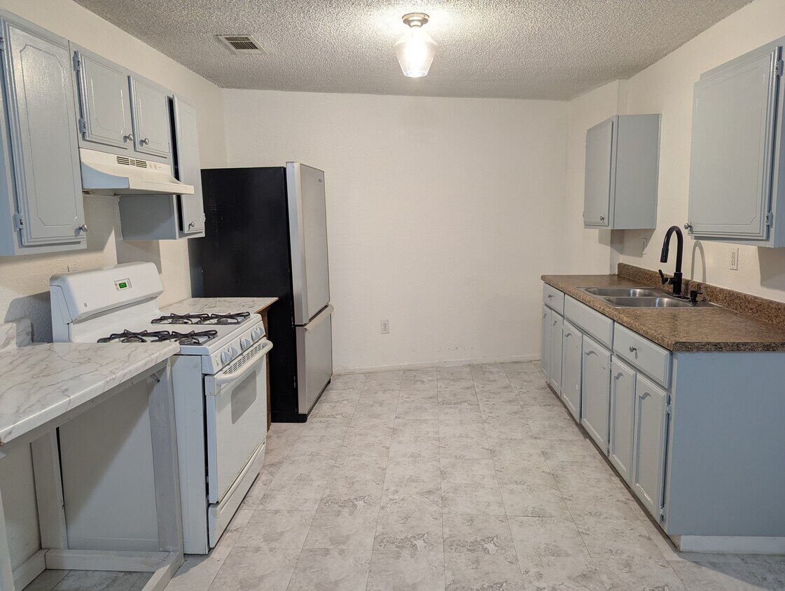 Primary Photo - 201 W 1st St