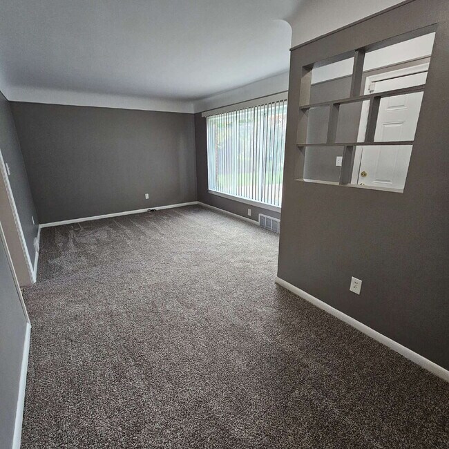 Foto del edificio - 3 Bedroom Updated Brick Ranch w/ 2 Car Attached Garage, Basement, Kitchen w/ All Stainless-Steel ...