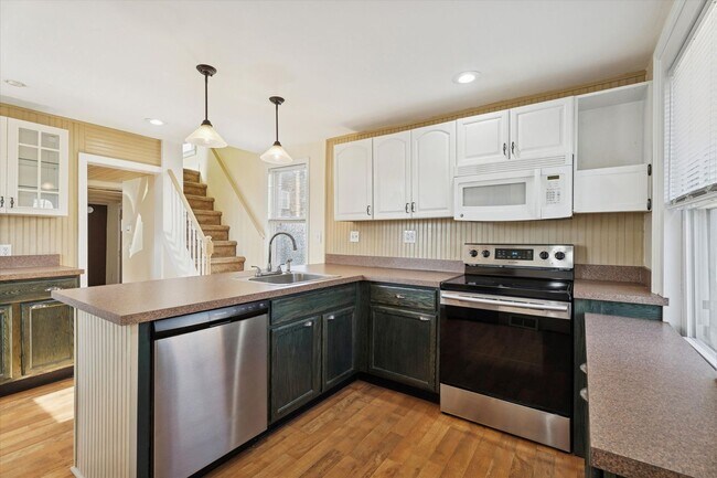 Foto del edificio - Charming 2-Bedroom Single-Family Home with off Street Parking