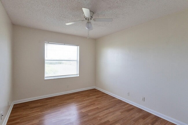 Building Photo - 910 Cypress Way E