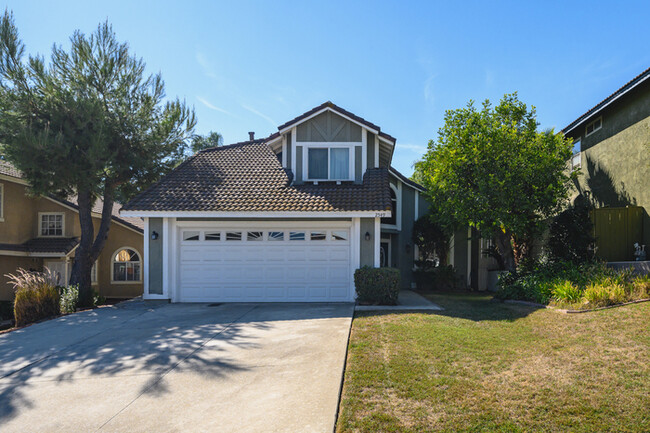 Building Photo - Luxurious 4B3B Home with Pool