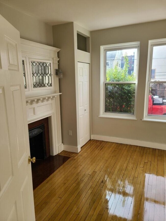 Building Photo - 5 bedroom in Allston MA