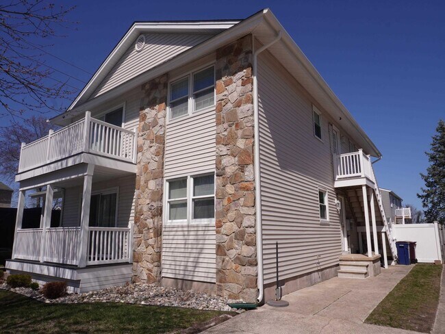Building Photo - 453 Berkshire Dr