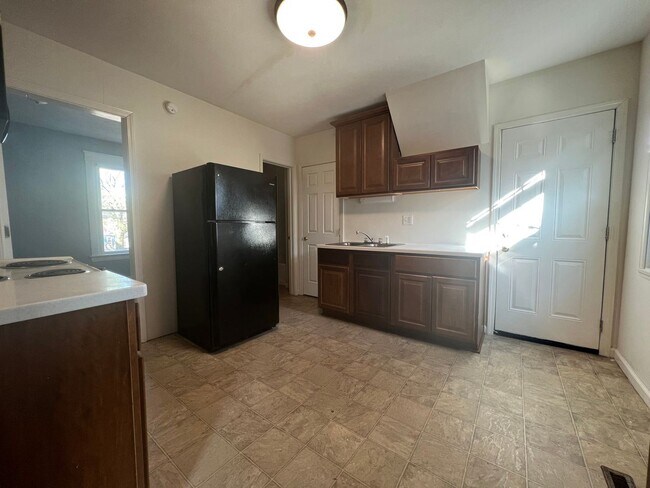 Building Photo - 3 br, 1 bath House - 752 East 8th St