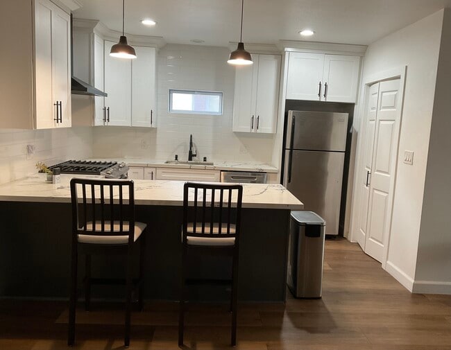 Building Photo - 1227 E 7th St