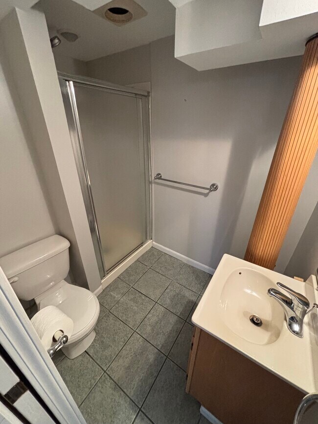 Building Photo - 1960 Country Club Dr